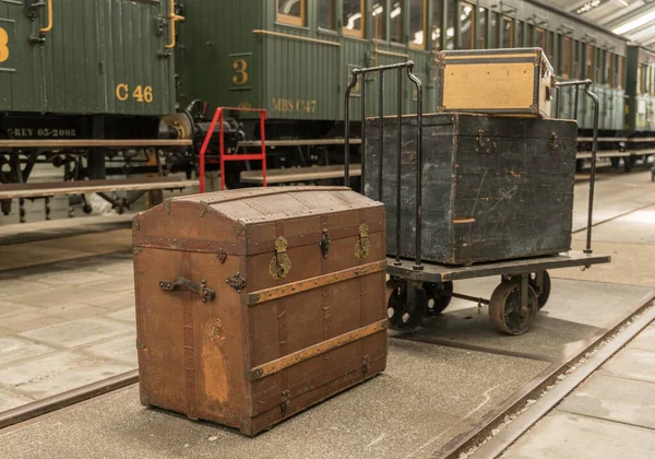 Vecchia macchina in legno utilizzata per trasportare pacchi postali alla stazione ferroviaria — Foto Stock