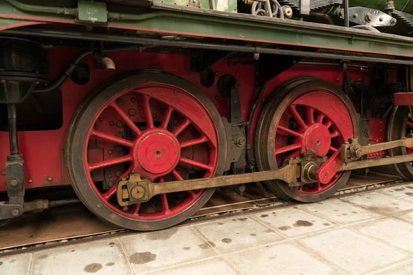 빨간색으로 된 오래 된 금속 기관차 바퀴 — 스톡 사진