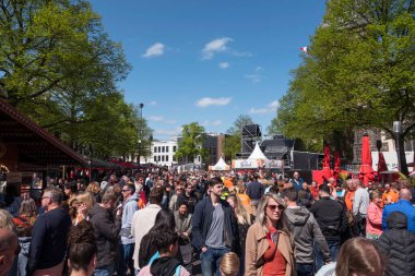 enschede, holland, 27-Nisan-2022: Enschede 'in merkezindeki geniş insan grupları pazar ve teraslar ve şehirdeki sanatçıların performansları