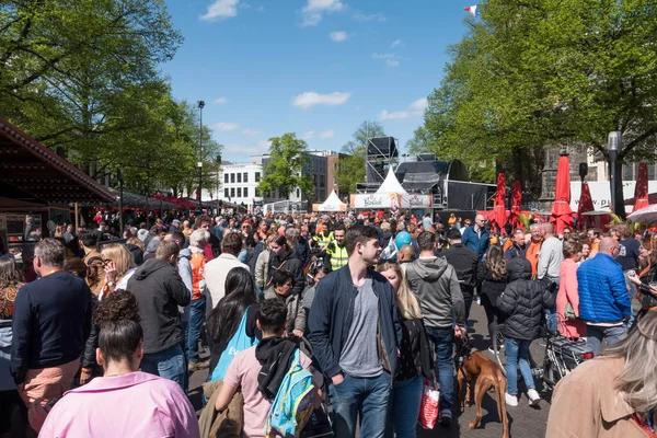 Enschede Olanda Aprile 2022 Grandi Gruppi Persone Nel Centro Enschede — Foto Stock