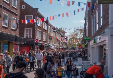 enschede, holland, 27-Nisan-2022: Enschede 'in merkezindeki geniş insan grupları pazar ve teraslar ve şehirdeki sanatçıların performansları