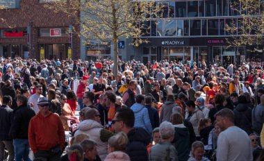 enschede, holland, 27-Nisan-2022: Enschede 'in merkezindeki geniş insan grupları pazar ve teraslar ve şehirdeki sanatçıların performansları
