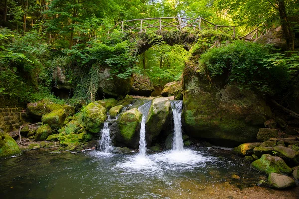 リュクサンブールの夏の間 アルデンヌの森の中にある滝のあるおとぎ話の岩の風景 — ストック写真