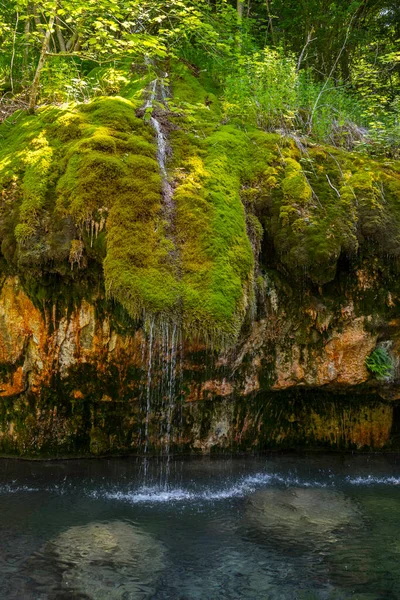 Hermosa Cascada Una Roca Cubierta Musgo Luxemburgo Llamada Primavera Cal —  Fotos de Stock