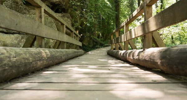 Деревянная Палуба Тропинке Люксембурге Mullerthal Деревянными Перилами Стороне Моста — стоковое фото