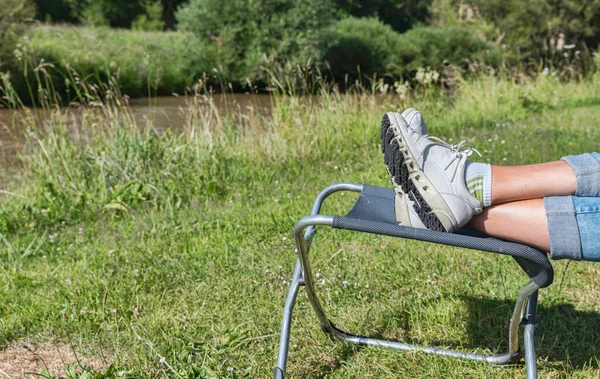 Woman Sits Her Feet Bench Grass Enjoying Nature — Foto de Stock