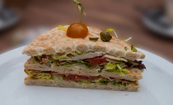 Sandwich Plate Served Tomato Olive Lettuce Bacon Chicken Fresh Lettuce — Stockfoto