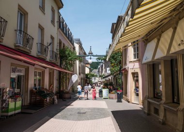 echternach, Lükternach, Lüksemburg, 17 Mart 2022: İnsanlar lüks Echternach kasabasının alışveriş caddesinde yürüyor, güzel mimarisi ve rahat teraslarıyla tanınıyor.