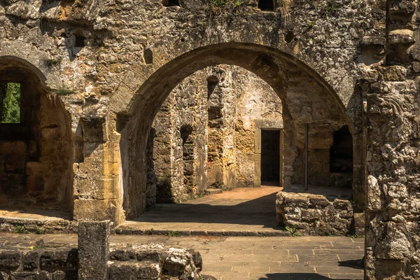 Wewnątrz Starych Ruin Zamku Słoneczny Dzień Starymi Murami Starym Wejściem — Zdjęcie stockowe