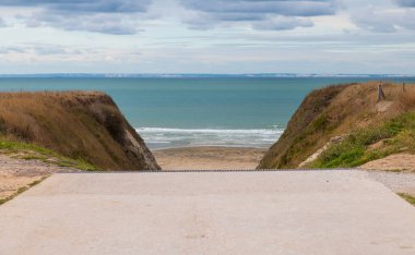 Cap Blanc Nez 'e giden yol, Fransa' da çok iyi bilinen bir plaj, İngiltere 'nin diğer tarafında beyaz tebeşir kayalıkları var.