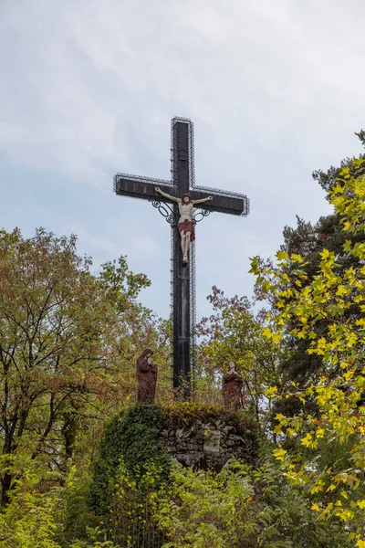 Una Cruz Con Jesucristo Cima Montaña Capilla Fransiscus Assisi Brive — Foto de Stock