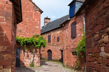 Collonges la Rouge, belirgin kırmızı tuğlalı evler ve Fransa 'nın ortaçağ eski kasabasının kuleleri. Fransa 'nın en güzel köyleri olan Plus Beaux Villages de France' ın ilk üyesidir.