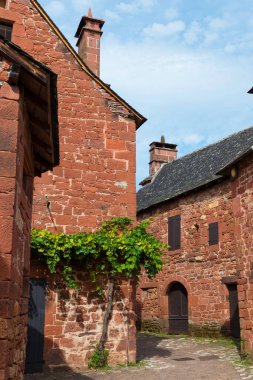 Collonges la Rouge, belirgin kırmızı tuğlalı evler ve Fransa 'nın ortaçağ eski kasabasının kuleleri. Fransa 'nın en güzel köyleri olan Plus Beaux Villages de France' ın ilk üyesidir.