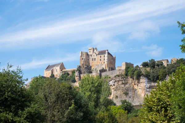 Fransa chateau de beynac dordogne Nehri eğimli kayalarda için clings beynac kasabada kuleleri