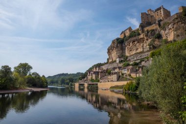 Fransa chateau de beynac dordogne Nehri eğimli kayalarda için clings beynac kasabada kuleleri