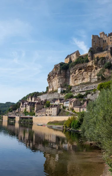 星河湾 Beynac 塔的附着在法国多尔多涅河的折弯的岩石的 Beynac 的小镇 — 图库照片