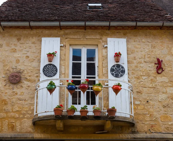Frans Balkon Met Gekleurde Bloempotten Zonnen Metalen Muur — Stockfoto