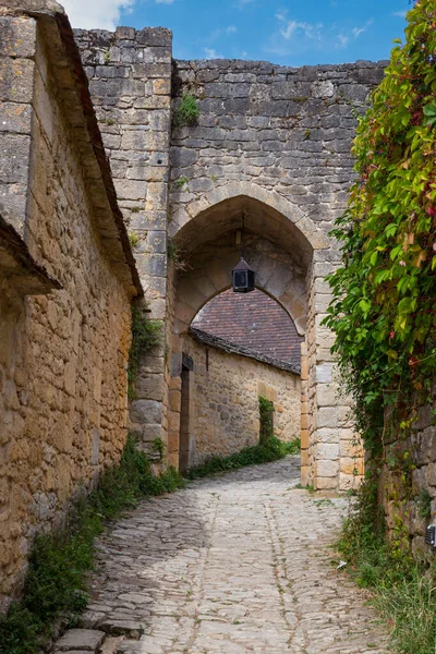 碧娜克村 Beynac Cazenac 是多顿省的一个中世纪古老村庄 老房子来自石灰石街和老街 — 图库照片