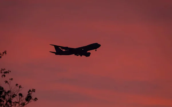 Προσεδάφιση Αεροπλάνου Σιλουέτα Στο Ηλιοβασίλεμα Κόκκινο Ουρανό Βράδυ — Φωτογραφία Αρχείου