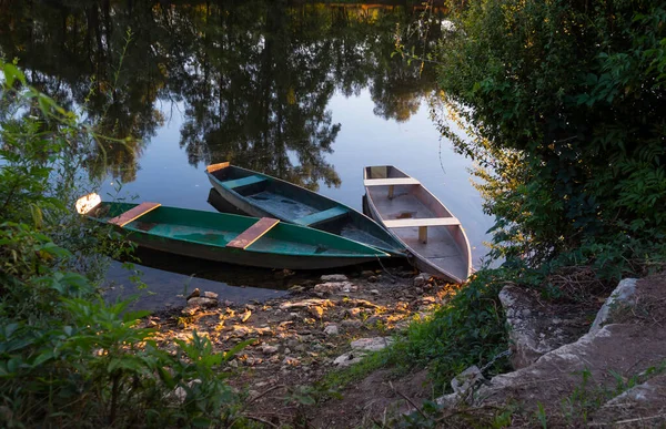 Tři Dřevěné Čluny Vodě Řece Letní Den — Stock fotografie