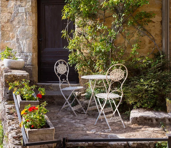 Pátio Acolhedor Com Cadeiras Brancas Metal Mesa Entre Flores Florescentes — Fotografia de Stock