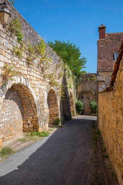 Stary Mur Miejski Łukami Wapiennymi Mieście Saint Cyprien Dordogne Francji — Zdjęcie stockowe