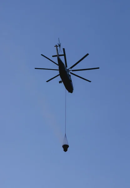 Ogniu helikopter. — Zdjęcie stockowe