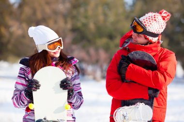 kız ve erkek snowboard ile