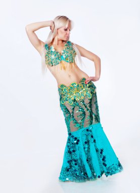 dansöz yeşil giysili.