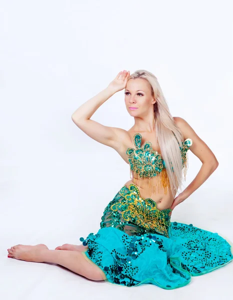 Belly dancer in a green dress. — Stock Photo, Image