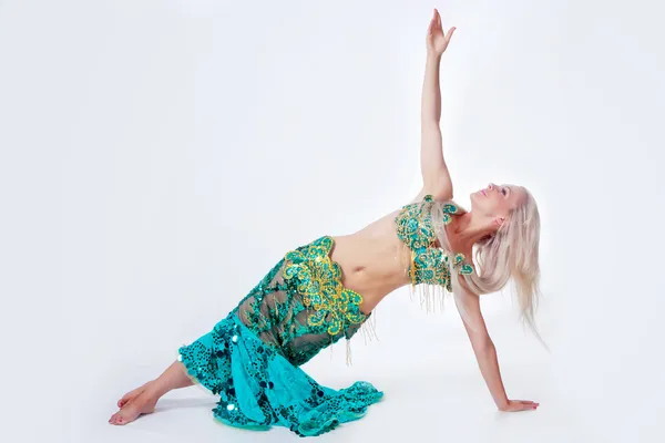 Belly dancer in a green dress. — Stock Photo, Image