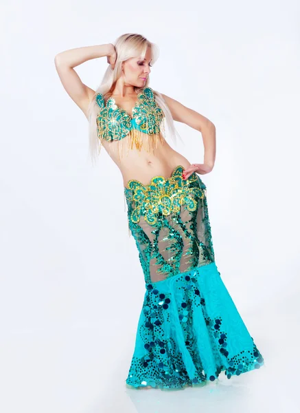 Belly dancer in a green dress. — Stock Photo, Image