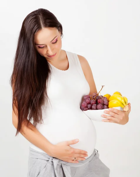 Zwangere vrouw met fruit — Stockfoto