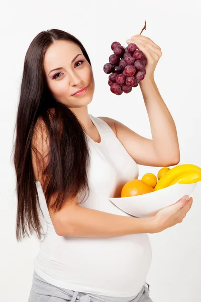 Donna incinta con frutta — Foto Stock