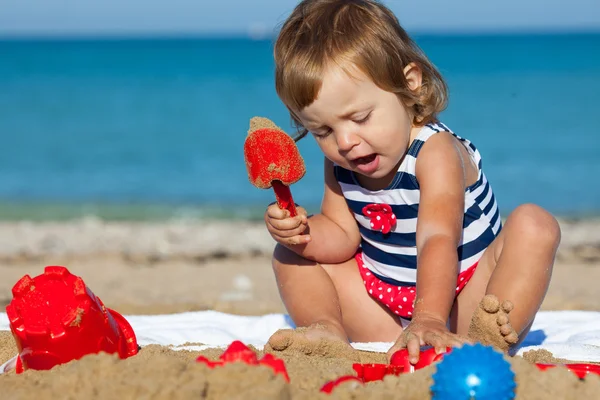 Little girl playing on the beach — Stock Photo, Image