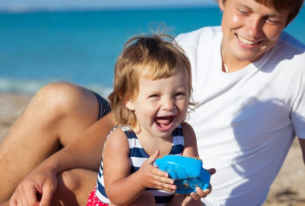 Meisje met vader op het strand — Stockfoto