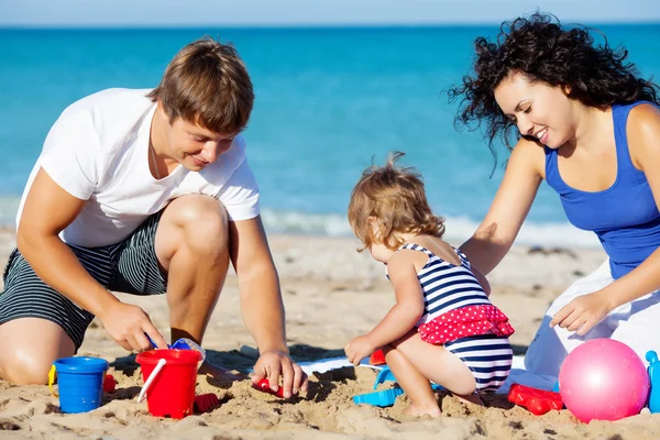 在海滩上玩的家庭 — 图库照片