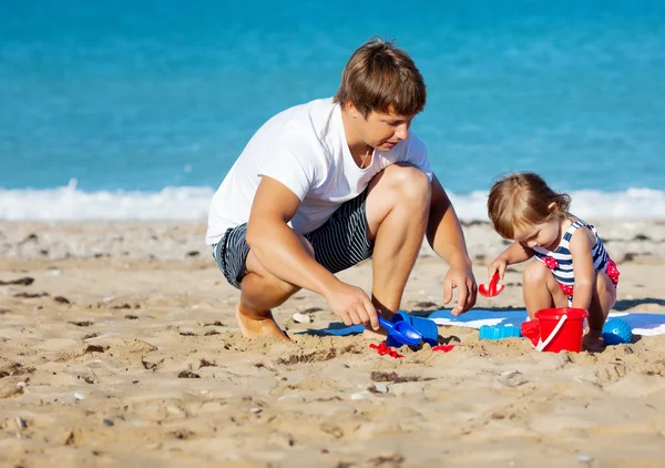 Dziewczyna z ojcem na plaży — Zdjęcie stockowe