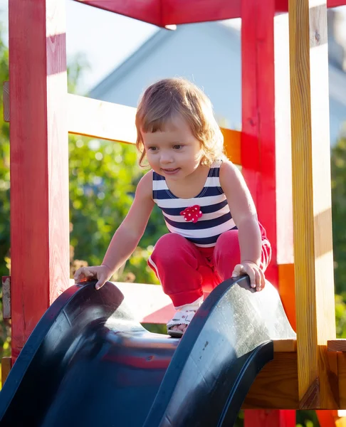Το κοριτσάκι παίζει στο πάρκο. — Φωτογραφία Αρχείου