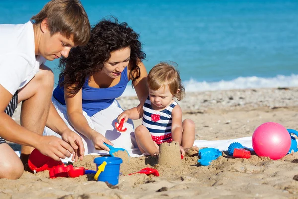 Rodzina gra na plaży Obrazy Stockowe bez tantiem