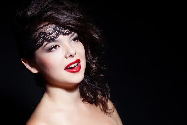 Brunette in een kant masker — Stockfoto