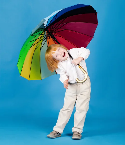 伞的男孩 — 图库照片