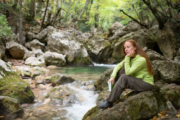 Chica con libro cerca del río —  Fotos de Stock