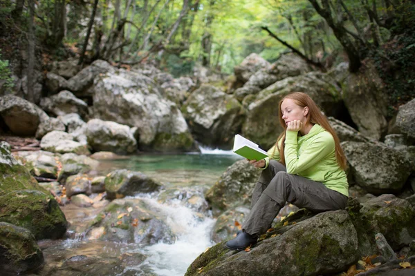 Menina com livro perto do rio — Fotografia de Stock