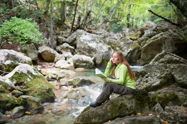 Meisje met boek in de buurt van de rivier — Stockfoto