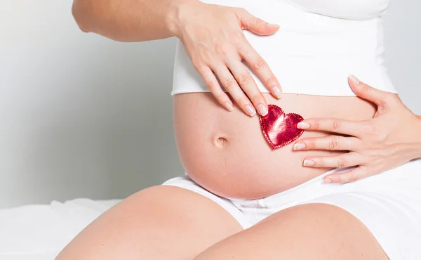 Pregnant woman in studio — Stock Photo, Image