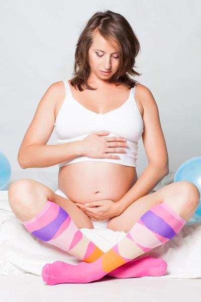 Zwangere vrouw in studio — Stockfoto