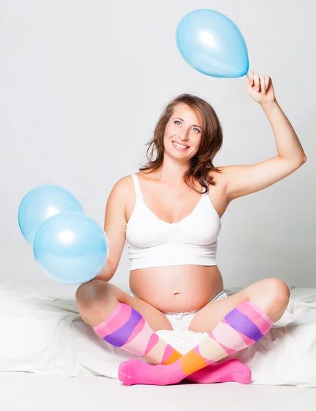 Mujer embarazada en el estudio —  Fotos de Stock