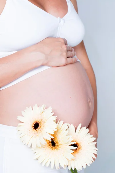 Donna incinta con fiore — Foto Stock