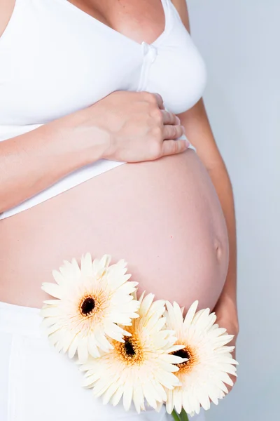 Mulher grávida com flor — Fotografia de Stock